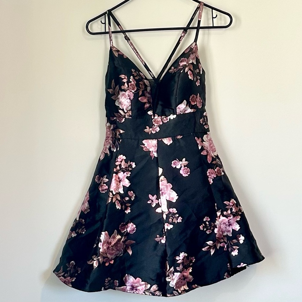 Speechless Juniors Floral Black and Pink Roses Mini Dress - Size: 9 - Picture 2 of 10